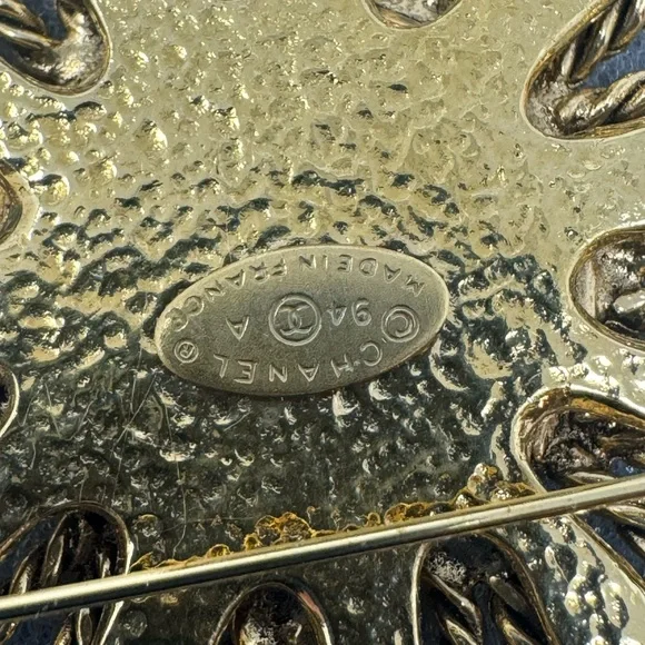 💯Authentic CHANEL Pre-Owned 1986-1988 sun motif CC brooch - Picture 4 of 4